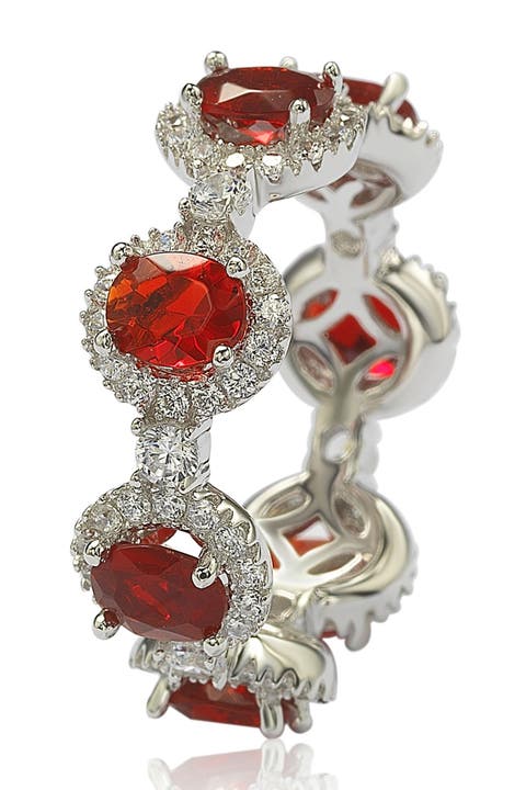 Anillo de plata de ley con circonitas rojas engastadas y halo de pavé