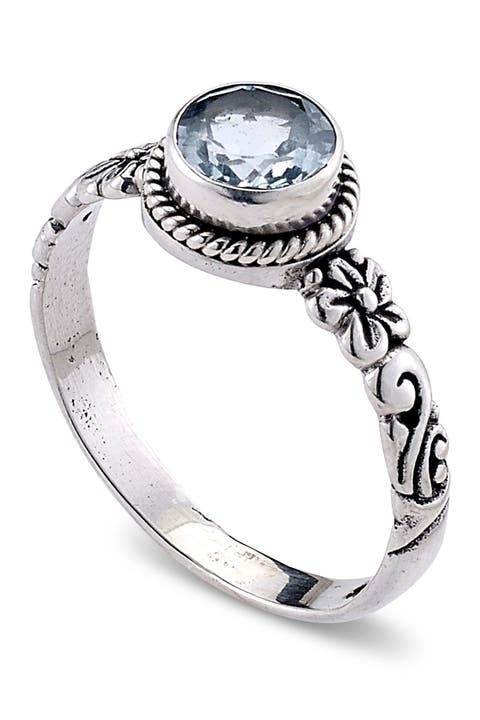 Anillo de plata de ley con topacio azul redondo
