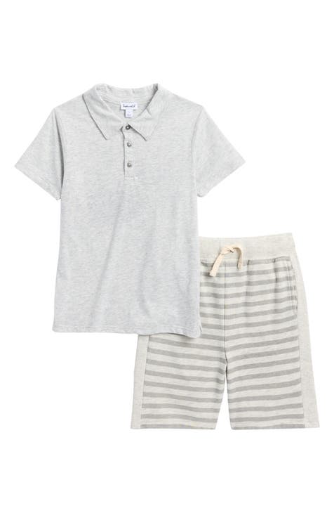 Conjunto de polo y pantalones cortos para niños pequeños en la playa (niños pequeños y niños pequeños)