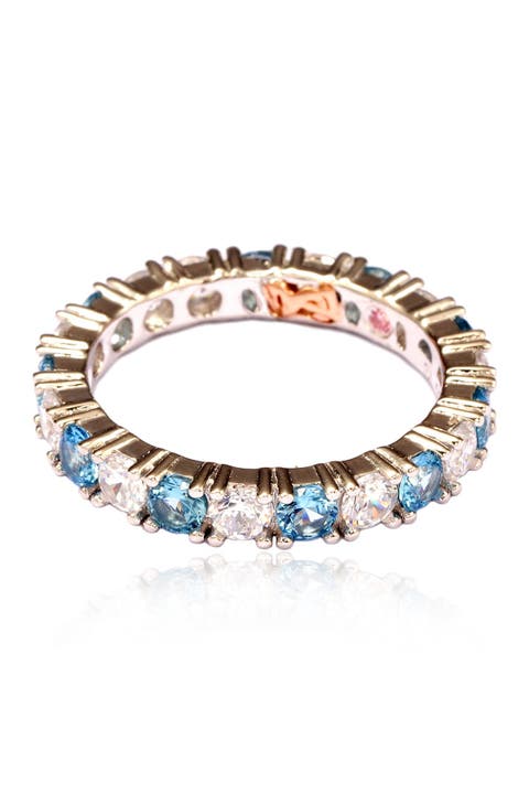 Anillo de plata de ley con circonitas azules alternas