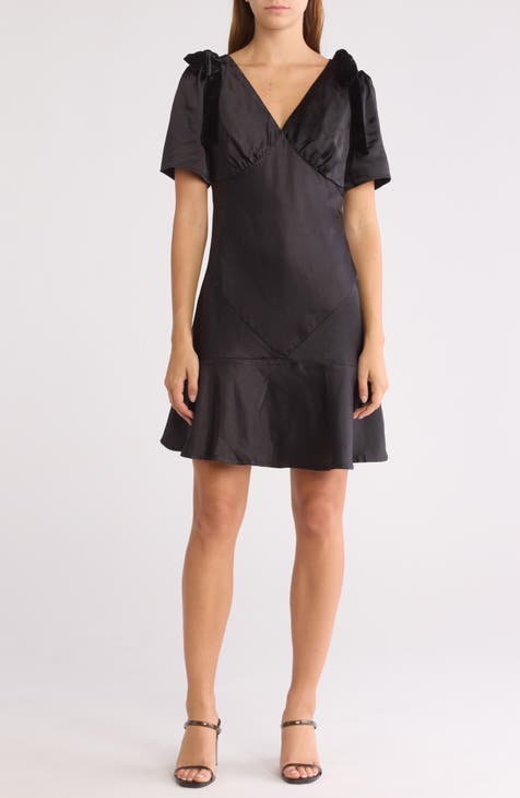 Vestido de satén con ribete de lazo de terciopelo