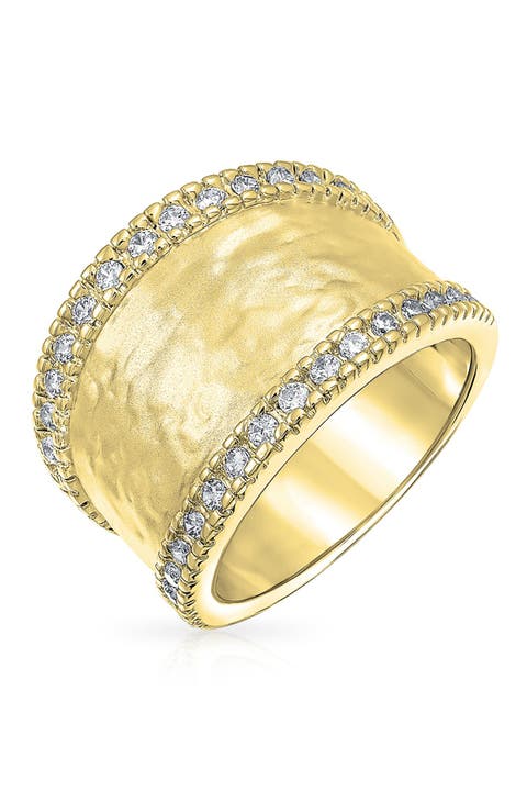 Anillo ancho martillado con pavé de circonitas