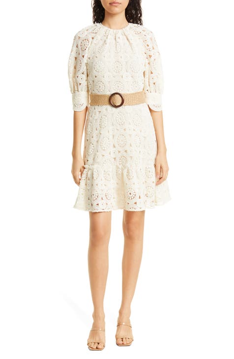 Vestido corto con cinturón y aberturas de encaje Susena