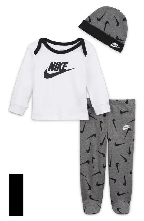 Conjunto de camiseta de manga larga Swoosh de 3 piezas, pantalones con pies y gorra (bebé)
