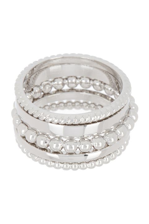 Pila de anillos de metal de textura mixta