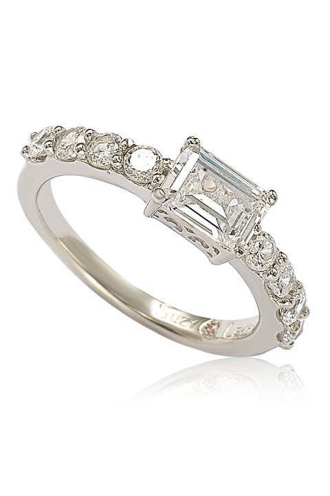 Anillo de compromiso de plata de ley con piedra central CZ talla esmeralda