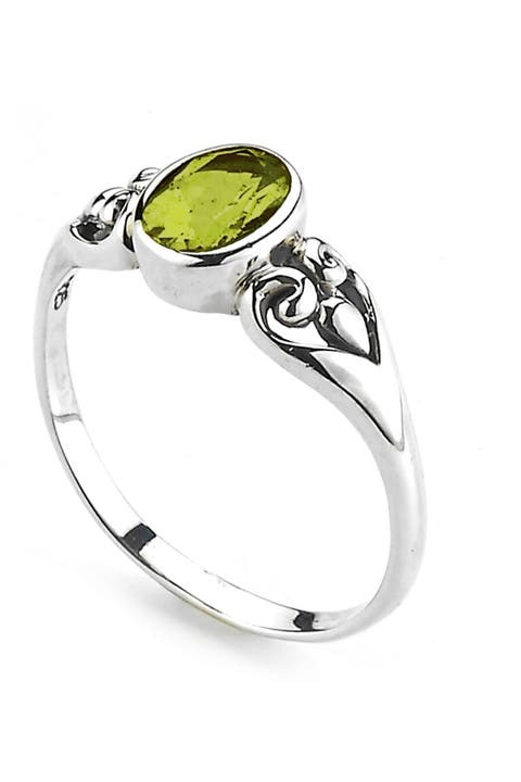 Anillo de plata de ley con peridoto ovalado